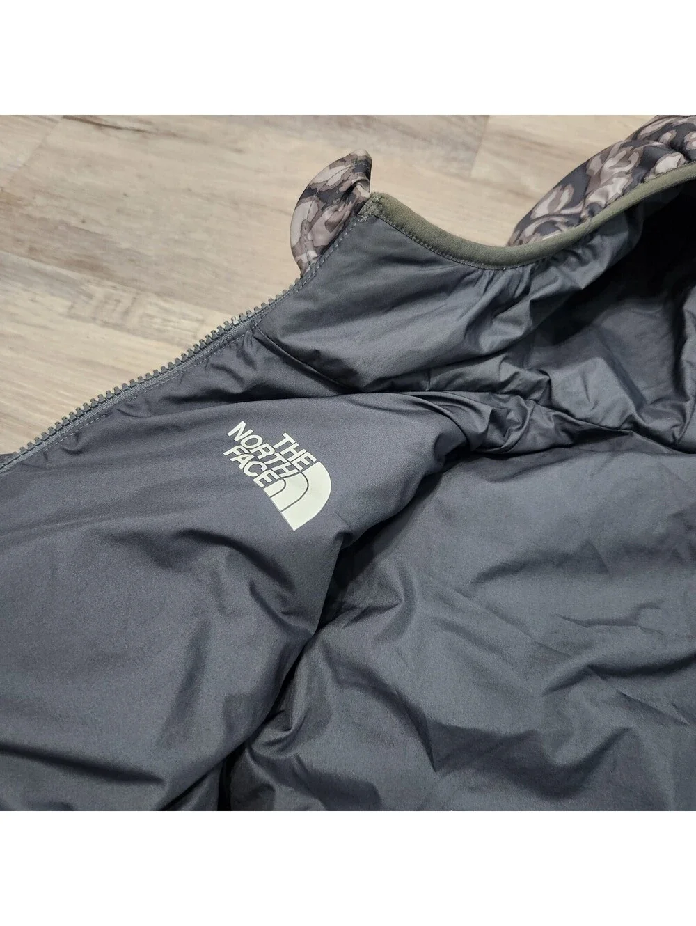 The North Face 550 Down Jacket Kids Size 10/12 Medium Reversible Leopard Grey...